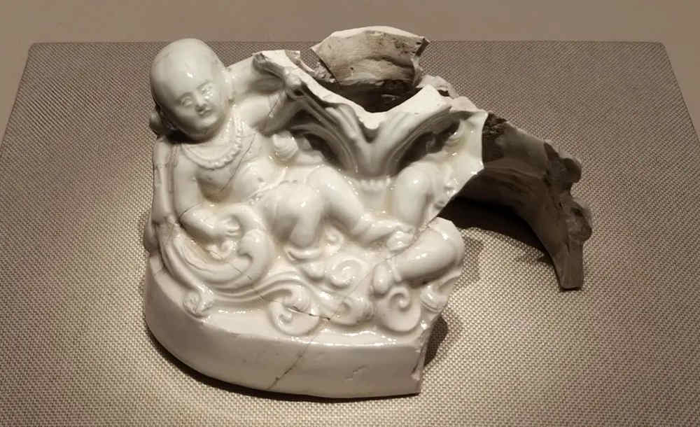 河北省古陶瓷學(xué)會收藏的白釉雙嬰枕標(biāo)本（北宋）_副本.jpg