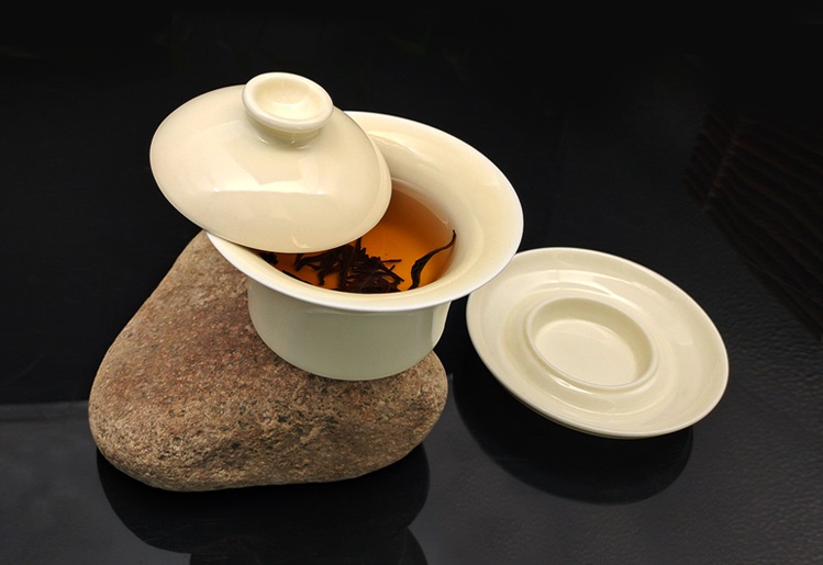 大宋定窯設(shè)計(jì)的白瓷蓋碗，白中閃黃，溫潤(rùn)如玉